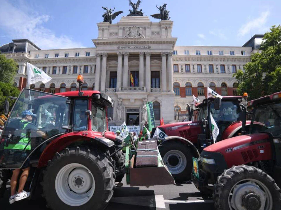 Imagen de la tractorada celebrada en Madrid en julio de 2023 frente al Ministerio de Agricultura. Fuente: esdiario.com