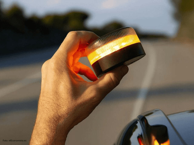 Baliza V16: la nueva señal obligatoria en carretera desde enero de 2026